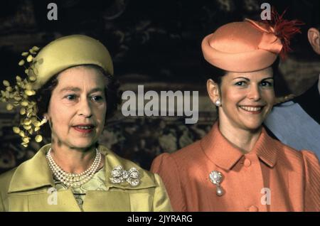 FILE 1983-05-25Britain della Regina Elisabetta II e della Regina svedese Silvia durante una sessione fotografica al Palazzo reale di Stoccolma, Svezia, il 25 maggio 1983. La coppia reale britannica si trova in Svezia in una visita ufficiale di quattro giorni dello stato dal 25 al 28 maggio. Foto: Jan Collsioo / SCANPIX SVEZIA / Codice: 1001 Foto Stock