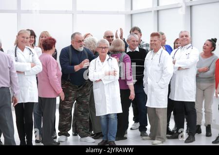 I pazienti abbracciano i medici come segno di gratitudine Foto Stock