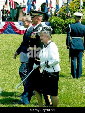 Washington, DC - 7 maggio 2007 -- il Presidente degli Stati Uniti George W. Bush e sua Maestà la Regina Elisabetta II di Gran Bretagna esaminano le truppe durante una cerimonia di arrivo sul prato sud della Casa Bianca a Washington, DC il lunedì 7 maggio 2007. Credito: Ron Sachs/CNP Foto Stock