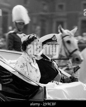 La regina Elisabetta II viene accolta dal re Gustaf VI Adolf all'arrivo a Stoccolma, Svezia, giugno 1956. La Regina è in visita di Stato in Svezia in occasione dei Giochi equestri olimpici di Stoccolma insieme ad altri membri della famiglia reale britannica. Foto: Svenskt Fotoreportage / TT / codice 197 Foto Stock