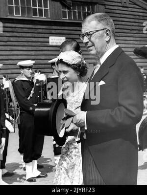 Regina Elisabetta II e Re Gustaf VI Adolf all'apertura delle partite equestri allo stadio di Stoccolma, in Svezia, 10 giugno 2021. La Regina è in visita di Stato in Svezia in occasione dei Giochi equestri olimpici di Stoccolma insieme ad altri membri della famiglia reale britannica. Foto: Kamerabild / TT / code 3001 Foto Stock