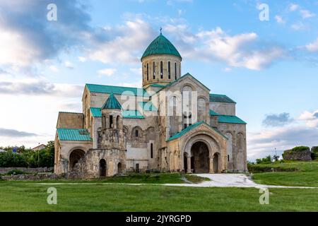 Cattedrale di Bagrati (Cattedrale di Kutaisi), monastero dell'XI secolo, esempio di architettura georgiana con pareti in pietra e tetto e cupole turchesi, Kutaisi. Foto Stock