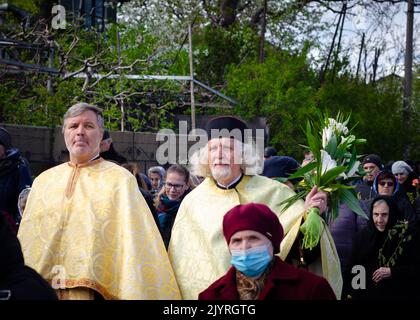 Botosani, Romania - 17 aprile 2022: Sacerdoti ortodossi rumeni durante una processione di pellegrinaggio della Domenica delle Palme a Botosani Foto Stock