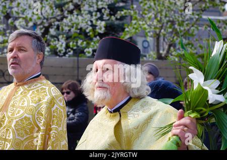 Botosani, Romania - 17 aprile 2022: Sacerdoti ortodossi rumeni durante una processione di pellegrinaggio della Domenica delle Palme a Botosani Foto Stock