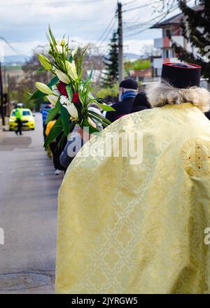 Botosani, Romania - 17 aprile 2022: Sacerdoti ortodossi rumeni durante una processione di pellegrinaggio della Domenica delle Palme a Botosani Foto Stock