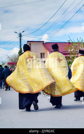 Botosani, Romania - 17 aprile 2022: Sacerdoti ortodossi rumeni durante una processione di pellegrinaggio della Domenica delle Palme a Botosani Foto Stock