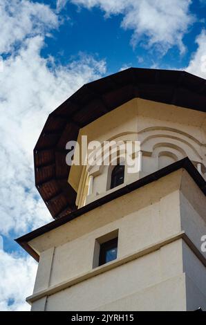 Botosani, Romania - 17 aprile 2022: Sacerdoti ortodossi rumeni durante una processione di pellegrinaggio della Domenica delle Palme a Botosani Foto Stock