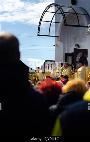 Botosani, Romania - 17 aprile 2022: Sacerdoti ortodossi rumeni durante una processione di pellegrinaggio della Domenica delle Palme a Botosani Foto Stock