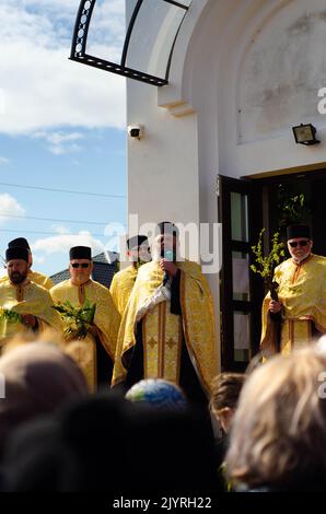 Botosani, Romania - 17 aprile 2022: Sacerdoti ortodossi rumeni durante una processione di pellegrinaggio della Domenica delle Palme a Botosani Foto Stock