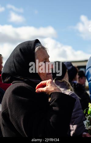 Botosani, Romania - 17 aprile 2022: Sacerdoti ortodossi rumeni durante una processione di pellegrinaggio della Domenica delle Palme a Botosani Foto Stock