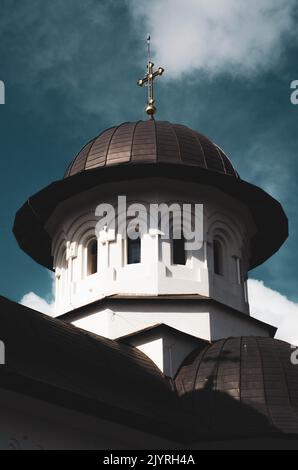 Botosani, Romania - 17 aprile 2022: Sacerdoti ortodossi rumeni durante una processione di pellegrinaggio della Domenica delle Palme a Botosani Foto Stock