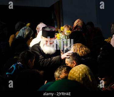 Botosani, Romania - 17 aprile 2022: Sacerdoti ortodossi rumeni durante una processione di pellegrinaggio della Domenica delle Palme a Botosani Foto Stock