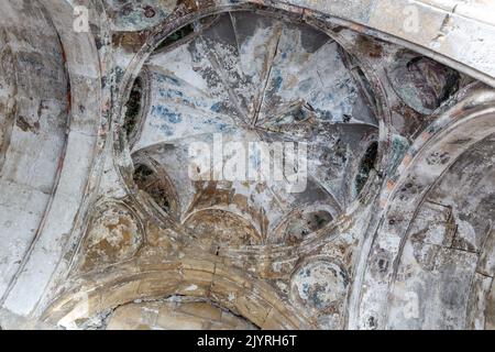 Cupola della Cattedrale di Bagrati (Cattedrale di Kutaisi), esempio di architettura georgiana del XI secolo con frammenti di affreschi colorati, vista interna, Kutaisi. Foto Stock