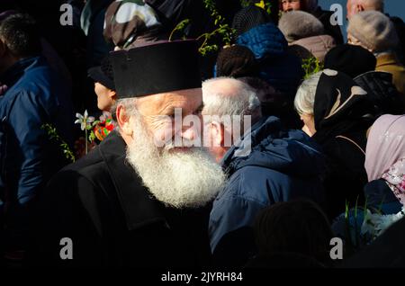 Botosani, Romania - 17 aprile 2022: Sacerdoti ortodossi rumeni durante una processione di pellegrinaggio della Domenica delle Palme a Botosani Foto Stock