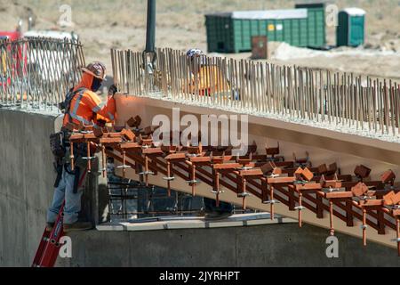 Questo progetto stradale nei pressi di Olancha nella contea di Inyo, CA, USA sta costruendo una nuovissima autostrada e un ponte utilizzando macchinari pesanti. Foto Stock