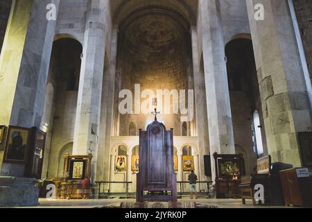 Kutaisi, Georgia, 04.06.21. Cattedrale di Bagrati (Cattedrale di Kutaisi) vista interna della navata principale e altare con iconostasi, icone e trono, simmetrico Foto Stock
