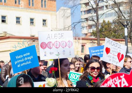 Botosani, Romania - 26 marzo 2022: I giovani partecipano alla "marcia per la vita", un raduno organizzato per proteggere il diritto alla vita dei non nati Foto Stock