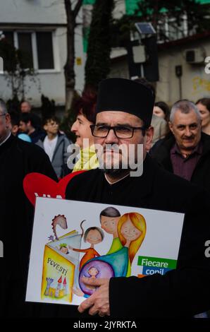 Botosani, Romania - 26 marzo 2022: I giovani partecipano alla "marcia per la vita", un raduno organizzato per proteggere il diritto alla vita dei non nati Foto Stock