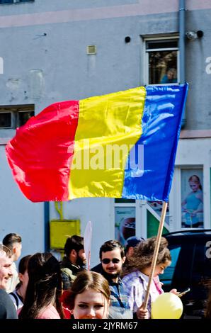 Botosani, Romania - 26 marzo 2022: I giovani partecipano alla "marcia per la vita", un raduno organizzato per proteggere il diritto alla vita dei non nati Foto Stock