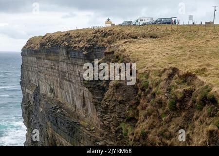 Impressionanti scogliere a strapiombo a Duncansby Head vicino John o'Groats Foto Stock