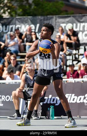 Montreal, Canada, 03 settembre 2022: Luiz Felipe de Paulo (bianco) del Team Sao Paulo DC del Brasile in azione durante il turno di qualificazione 2022 FIBA 3x3 World Tour Montreal Masters of Canada a Place des Festivals a Montreal, Canada. La squadra Old Montreal del Canada ha vinto il gioco con il punteggio 20-16. Foto Stock