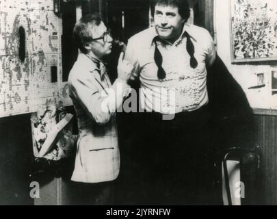 Il regista e attore americano Woody Allen e l'attore Nick Apollo Forte nel film Broadway Danny Rose, USA 1984