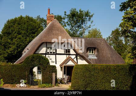 Un cottage dal tetto di paglia a Nether Wallop, Hampshire Foto Stock