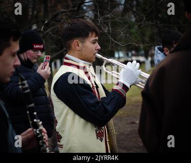 Tradizione di Capodanno rumena. Festival di ballo dell'orso di Capodanno, Botosani, Moldova, Romania Foto Stock