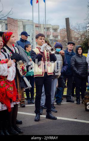 Tradizione di Capodanno rumena. Festival di ballo dell'orso di Capodanno, Botosani, Moldova, Romania Foto Stock