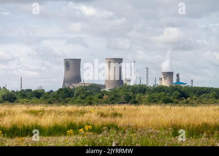 Le torri di raffreddamento della centrale elettrica di Salthome visto da RSPB Salthome. Foto Stock