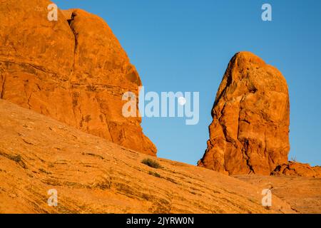 Ormeggia in un pinnacolo di arenaria nel Garden of Eden nel Parco Nazionale di Arches vicino a Moab, Utah. Foto Stock