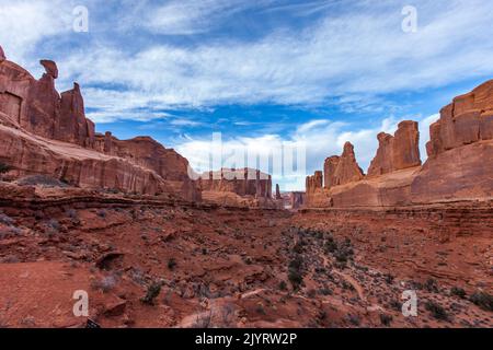 Entrada pareti di arenaria del canyon di Park Avenue e percorso escursionistico nel Parco Nazionale di Arches, Moab, Utah. Foto Stock