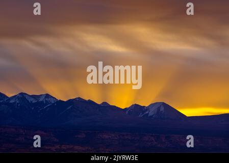 L'alba colorata sulle montagne la SAL come si vede dal punto di Veiwpoint della montagna la SAL nell'Arches National Park, Moab, Utah. Foto Stock