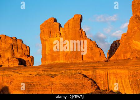 Una pinna di arenaria Entrada sulla parete est di Park Avenue nel Parco Nazionale di Arches, Moab, Utah. Foto Stock