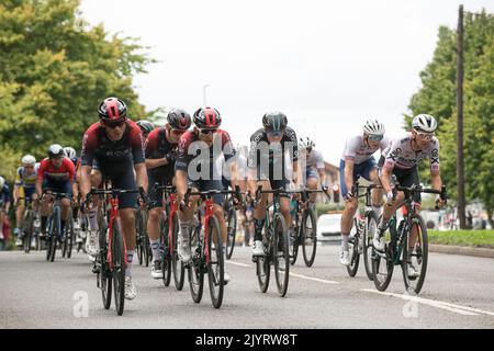 Mansfield Woodhouse, Nottinghamshire, Inghilterra, Regno Unito. 8th Set, 2022. I ciclisti professionisti in sella al palco 5 dell'AJ Bell Tour della Gran Bretagna passano attraverso la città di Mansfield nel Nottinghamshire. Questa gara su strada parte da West Bridgeford, Nottingham e termina a Mansfield, Nottinghamshire. Questa sarà l'unica tappa del 2022 Tour con meno di 2.000 metri di arrampicata e con una distanza totale di 186,8 km/116,2 miglia. Credit: Alan Keith Beastall/Alamy Live News Foto Stock