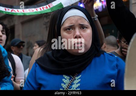 14 maggio 2022, Barcellona, Spagna: Un protologo musulmano canta slogan durante una manifestazione a Barcellona il giorno del Nakba. I palestinesi dimostrano a Barcellona il 74th° anniversario della Nakba, per tutti i palestinesi uccisi dalle forze israeliane..Nakba è un termine arabo che significa ''catastrofe'' e si riferisce a quando gli israeliani hanno iniziato ad occupare parte della Palestina. (Credit Image: © Ximena Borrazas/SOPA Images via ZUMA Press Wire) Foto Stock