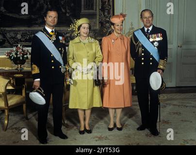 IMMAGINE 1983-05-25. La regina Elisabetta II e il principe Filippo d'Inghilterra posano con la loro coppia reale svedese re Carl Gustaf och la regina Silvia al Palazzo reale di Stoccolma, dopo l'arrivo a Stoccolma, Svezia, il 25 maggio 1983. La coppia reale britannica si trova in Svezia in una visita ufficiale di quattro giorni dal 25 al 28 maggio. Foto: Jan Collsioo / TT / Codice: 1001 Foto Stock