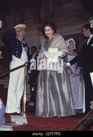 FILE 1983-05-26Britain la regina Elisabetta II arriva al Teatro dell'Opera reale di Stoccolma per assistere a una performance di gala a Stoccolma, Svezia, il 26 maggio 1983. La coppia reale britannica si trova in Svezia in una visita ufficiale di quattro giorni dello stato dal 25 al 28 maggio. Foto: Jan Collsioo / SCANPIX SVEZIA / Codice: 1001 Foto Stock