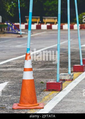 Test di guida e area di addestramento con test di simulazione per patente di guida. Scuola di guida pratica zona di traffico con pole segnaletica e coni arancioni e la strada Foto Stock