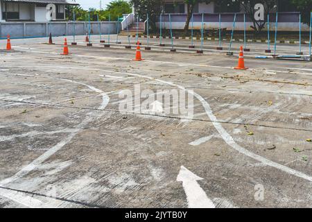 Test di guida e area di addestramento con test di simulazione per patente di guida. Scuola di guida pratica zona di traffico con pole segnaletica e coni arancioni e la strada Foto Stock