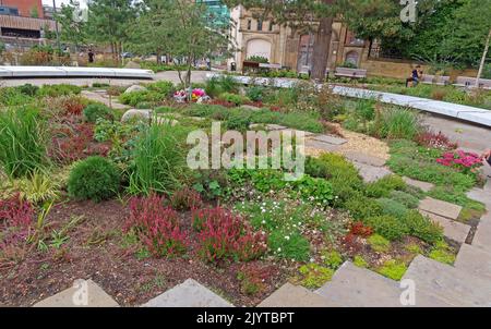 Il Glade of Light Memorial, commemora le vittime del bombardamento della Manchester Arena del 2017 - Victoria St, Manchester, Inghilterra, UK, M3 1SX Foto Stock