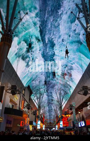 Un tetto di monitor a LED su Fremont Street a Las Vegas che mostrano filmati paesaggistici. Foto Stock