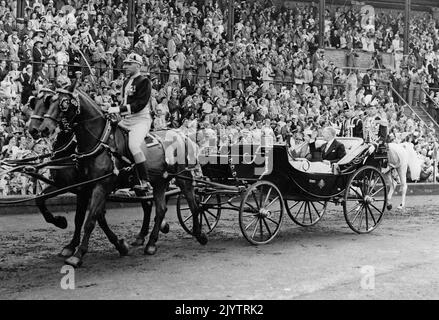 Regina Elisabetta II e Re Gustaf VI Adolf all'apertura delle partite equestri allo stadio di Stoccolma, in Svezia, 10 giugno 2021. La Regina è in visita di Stato in Svezia in occasione dei Giochi equestri olimpici di Stoccolma insieme ad altri membri della famiglia reale britannica. Foto: Owe G. Sjoblom / AB Text & Bilder / SVT / code 5600 Foto Stock