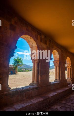 Portico della chiesa di Santa Maria de Tiermes. Montejo de Tiermes, provincia di Soria, Castilla Leon, Spagna. Foto Stock
