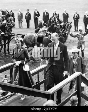 Regina Elisabetta II, Re Gustaf VI Adolf e Regina Louise all'apertura dei giochi equestri allo stadio di Stoccolma, in Svezia, 10 giugno 2021. La Regina è in visita di Stato in Svezia in occasione dei Giochi equestri olimpici di Stoccolma insieme ad altri membri della famiglia reale britannica. Foto: Svenskt Pressfoto / TT / codice 20360 Foto Stock