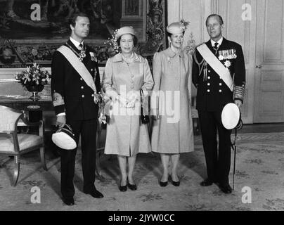 FILE 1983-05-25. La regina Elisabetta II e il principe Filippo d'Inghilterra, in posa con la loro coppia regale svedese, re Carl Gustaf o la regina Silvia, al Palazzo reale di Stoccolma, dopo l'arrivo a Stoccolma, in Svezia, il 25 maggio 1983. La coppia reale britannica si trova in Svezia in una visita ufficiale di quattro giorni dello stato dal 25 al 28 maggio. Foto: Jan Collsioo / SCANPIX SVEZIA / Codice: 1001 Foto Stock