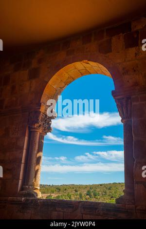 Portico della chiesa di Santa Maria de Tiermes. Montejo de Tiermes, provincia di Soria, Castilla Leon, Spagna. Foto Stock