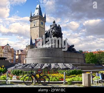 Praga, Czechia, 29 agosto 2022: Staromestske namesti, la piazza più antica di Praga con la scultura di un martire, con bicicletta parcheggiata, giro in bicicletta Foto Stock