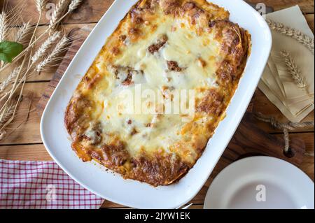 Lasagne con bolognese, besciamella e mozzarella condita in una casseruola Foto Stock