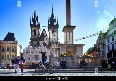 Praga, Czechia, 29 agosto 2022: Biciclette parcheggiate nella piazza del mercato centrale della città vecchia di Praga Foto Stock